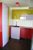 Una cocina moderna con un lavabo, armarios y un ventanal sobre la encimera.