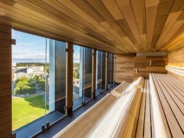 Un sauna, una bañera de hidromasaje, baño turco, 1 sala de tratamiento
