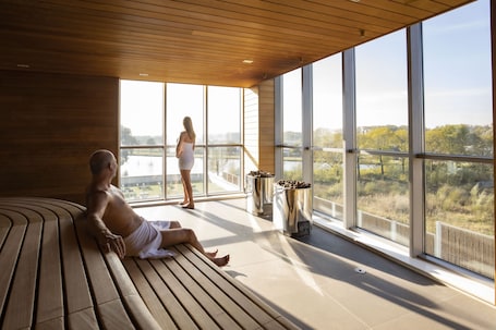 Salas de tratamiento para parejas, un sauna, una bañera de hidromasaje