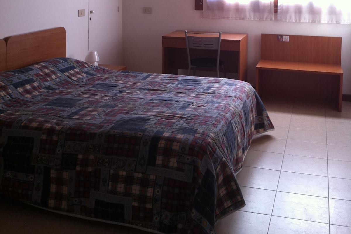 Habitación estándar con 1 cama doble o 2 individuales | Escritorio, cunas gratuitas, camas supletorias y wifi gratis