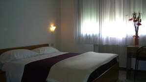 Desk, cribs (free), rollaway beds, WiFi (free) - Hotel Vidale (Mestre)