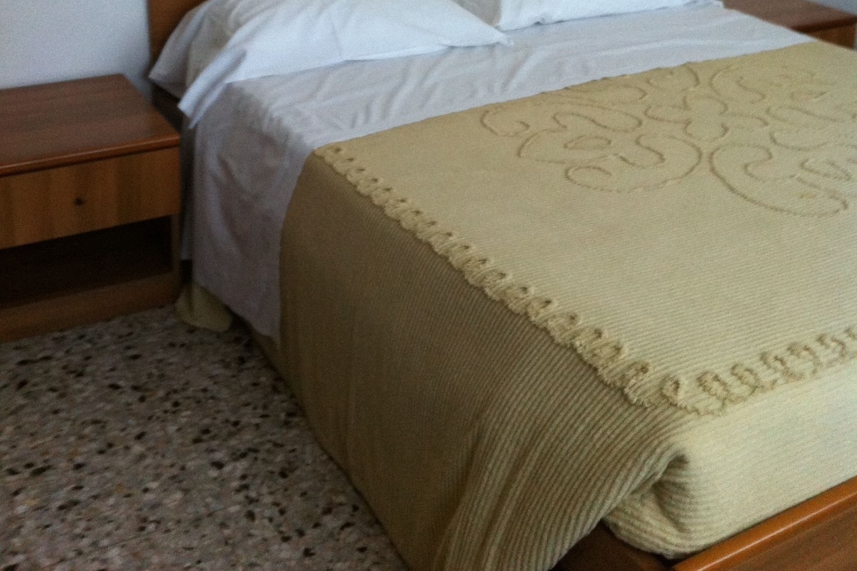Habitación con 1 cama doble o 2 individuales, baño compartido | Escritorio, cunas gratuitas, camas supletorias y wifi gratis