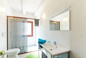 Quarto triplo | Banheiro | Chuveiro, chuveiro com efeito de chuva, produtos de toalete grátis 