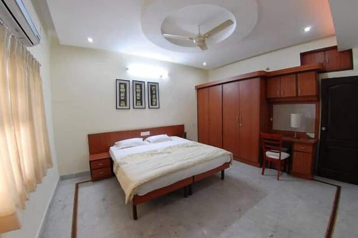 in-room safe, individually decorated, individually furnished, desk