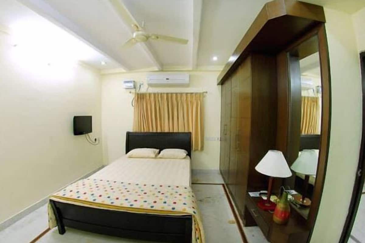 premium room | in-room safe, individually decorated, individually furnished, desk