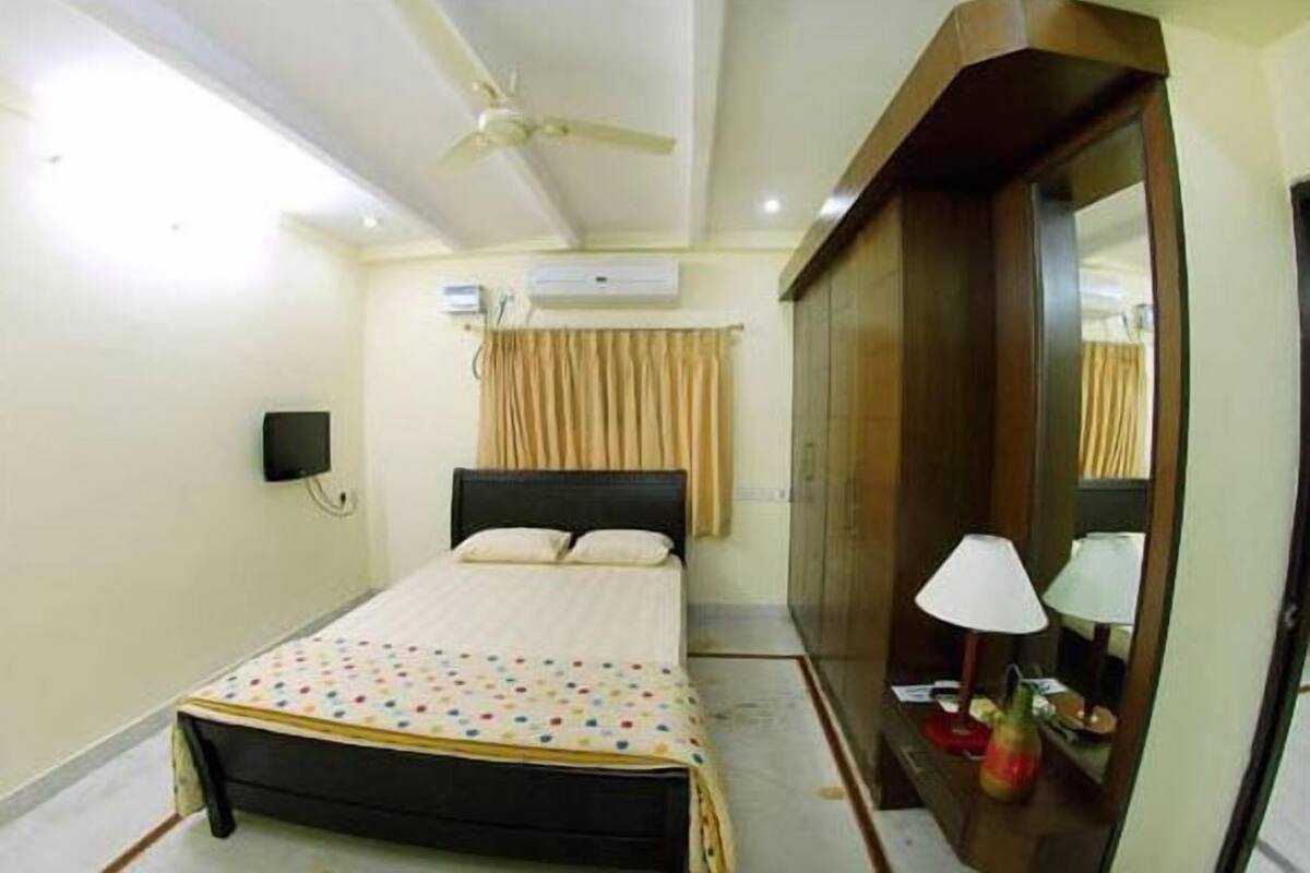 Premium Room | In-room safe, individually decorated, individually furnished, desk
