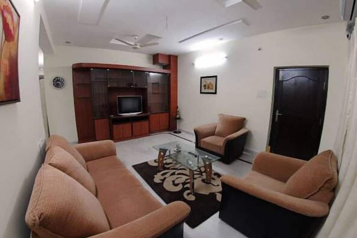 apartment, 2 bedrooms | living room | tv