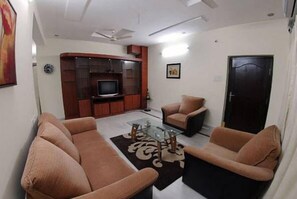Apartment, 2 Bedrooms | Living room | 30-inch TV with cable channels