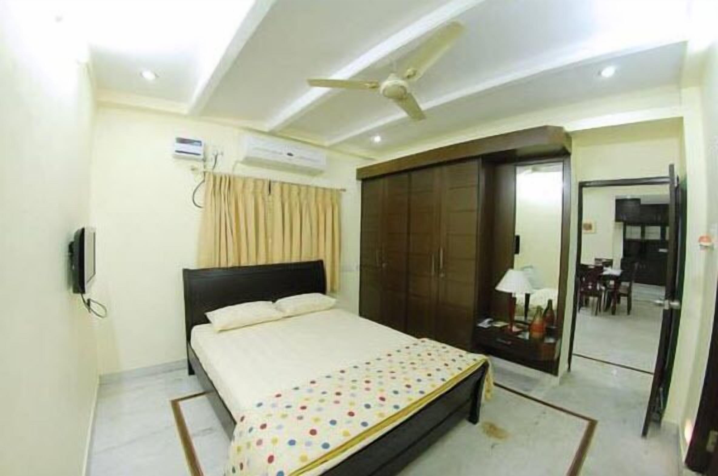 in-room safe, individually decorated, individually furnished, desk