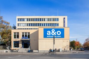 Un edificio moderno con un gran letrero azul que dice "a&o" y "aohostels.com".