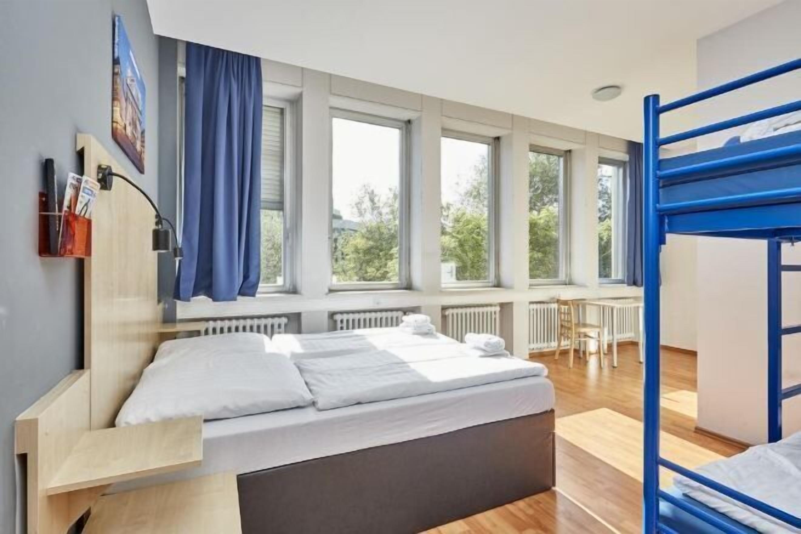 客房内保险箱、办公桌、免费 WiFi、  床单