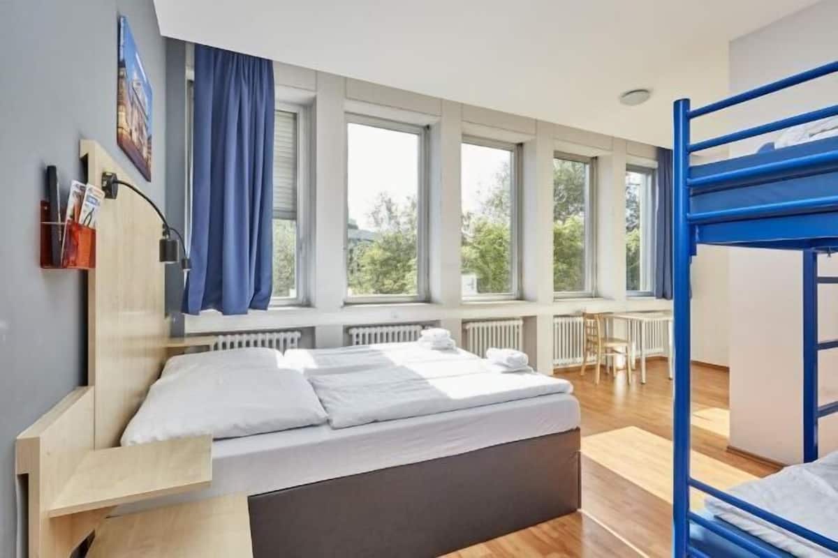 Zimmersafe, Schreibtisch, kostenloses WLAN, Bettwäsche