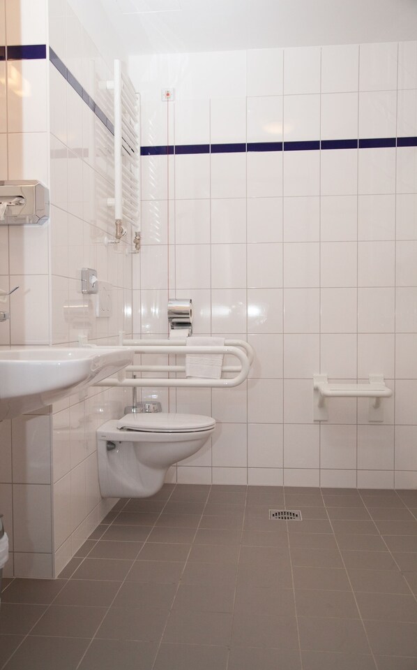 Twin Room | Bathroom