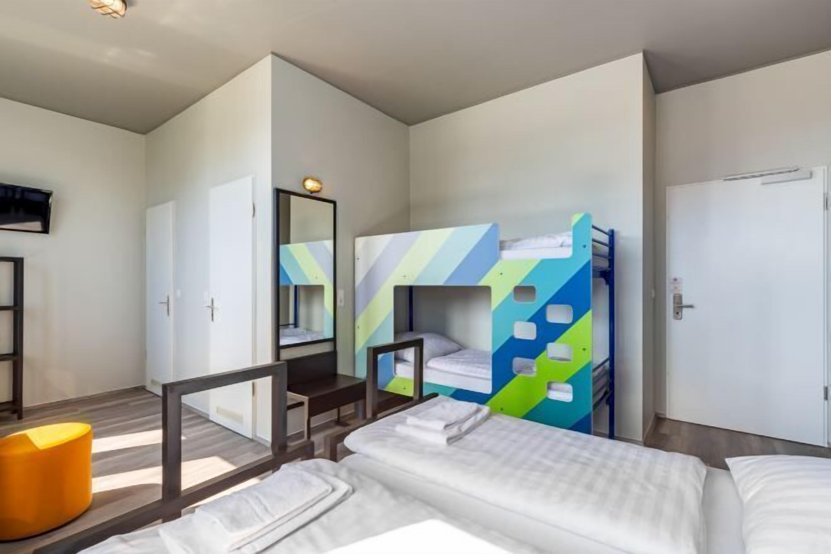 客房内保险箱、办公桌、免费 WiFi、床单