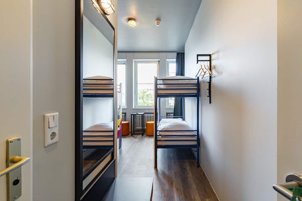 Coffres-forts dans les chambres, bureau, Wi-Fi gratuit, draps fournis