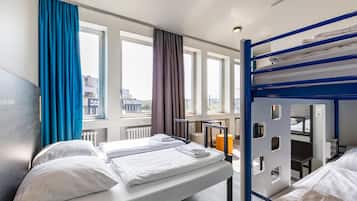 Habitación cuádruple | Caja de seguridad en la habitación, escritorio y wifi gratis