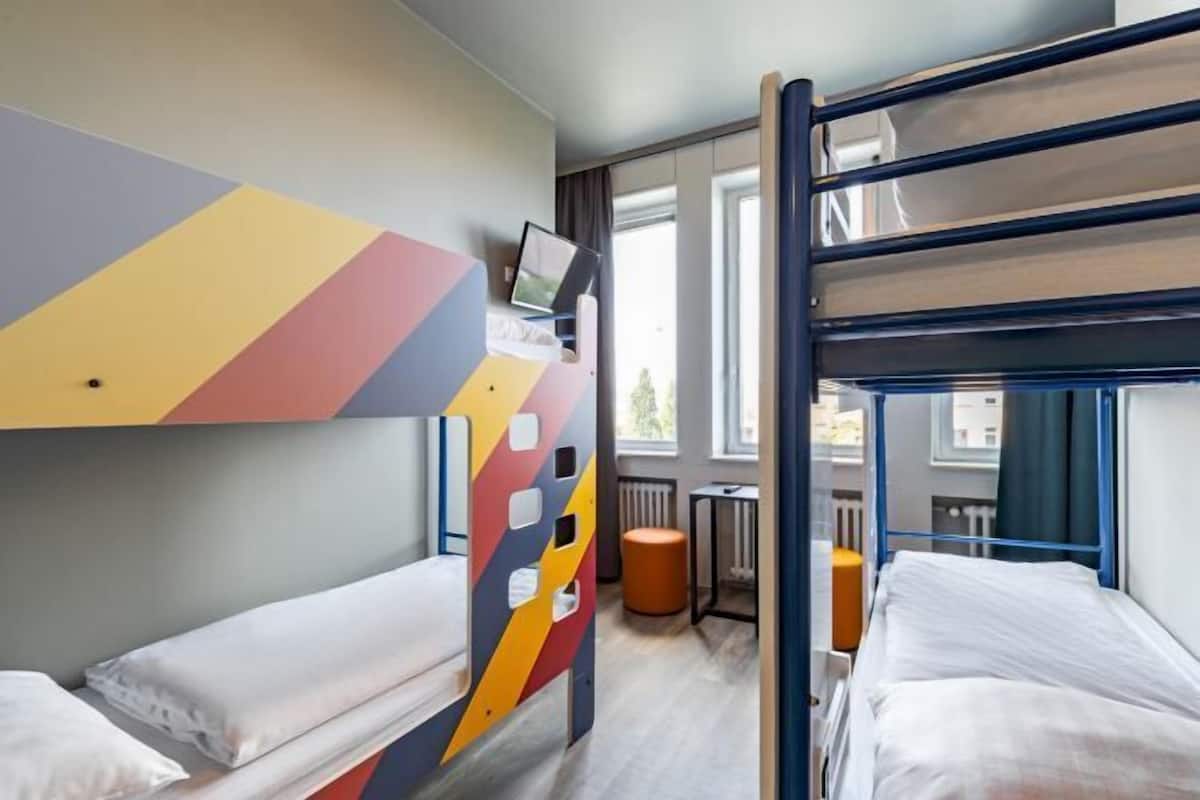 Zimmersafe, Schreibtisch, kostenloses WLAN, Bettwäsche