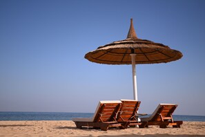 Pantai persendirian, payung, tuala pantai, bola tampar pantai