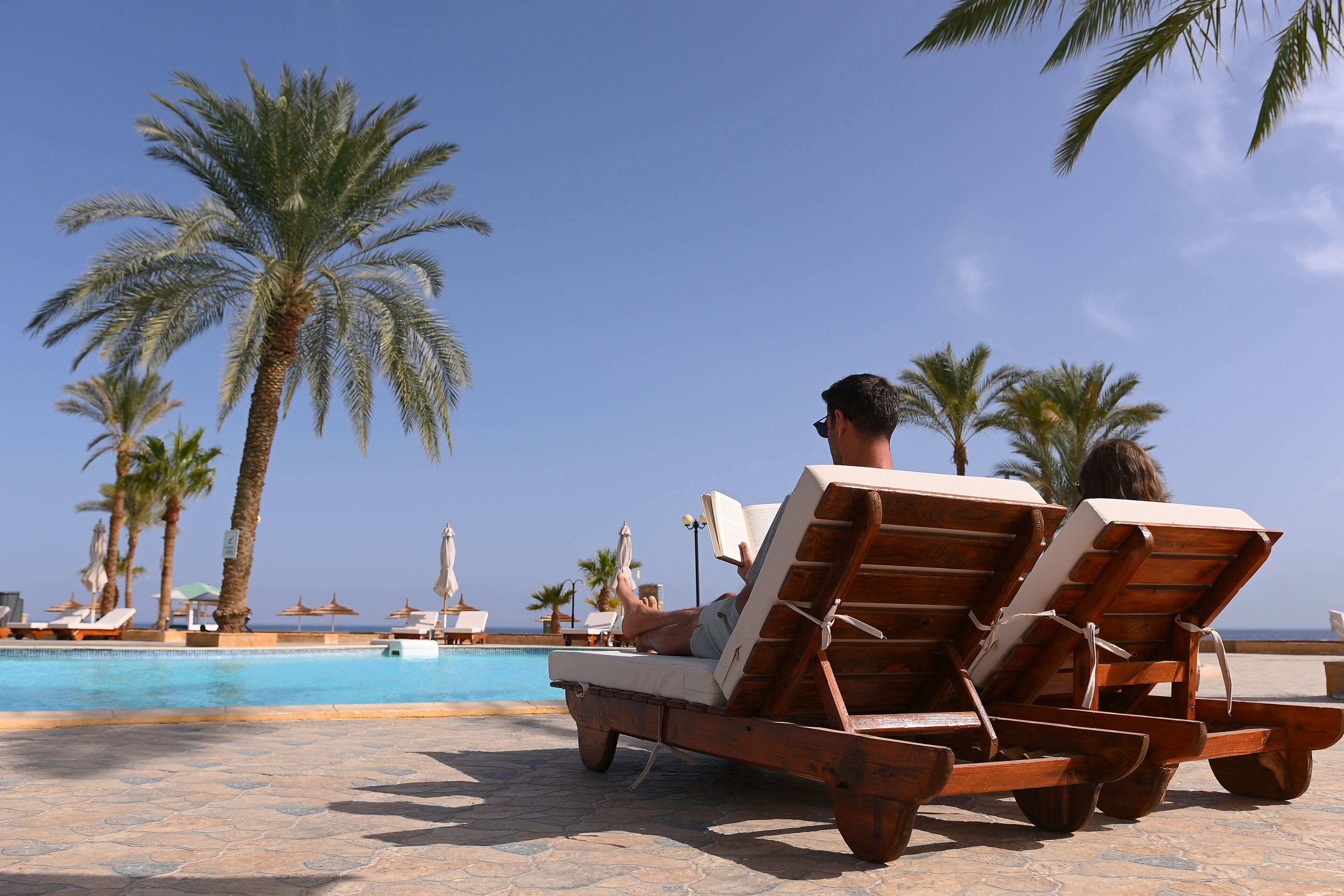 Pantai pribadi, payung pantai, handuk pantai, dan voli pantai