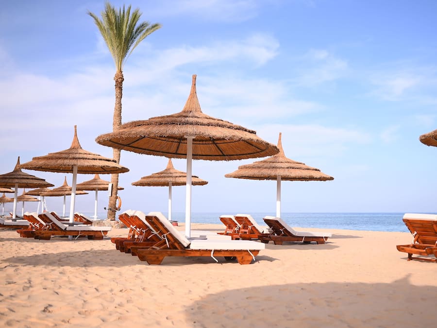 Praia particular, guarda-sóis, toalhas de praia