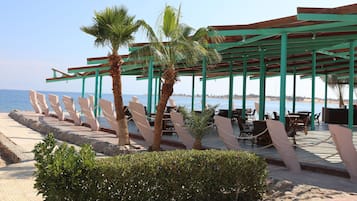 2 bars/lounges, een strandbar