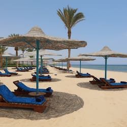 Spiaggia privata, ombrelloni, teli da spiaggia, pallavolo