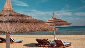 Playa privada, sombrillas, toallas de playa y vóley playa