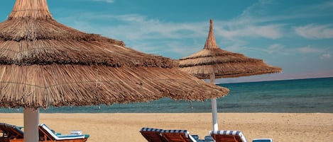 Privatstrand, Sonnenschirme, StrandtĂŒcher, Volleyball