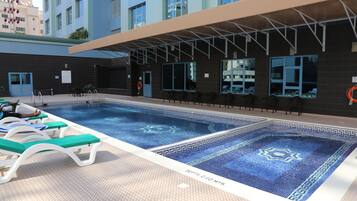 Piscine extérieure, chaises longues