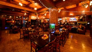 2 restaurants; breakfast, lunch, dinner, and brunch served - The Olive Hotel (Manama)