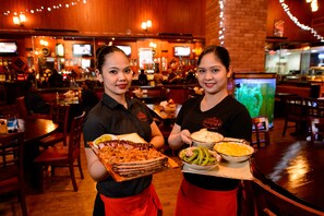 2 restaurants servant le petit déjeuner, le déjeuner et le dßner