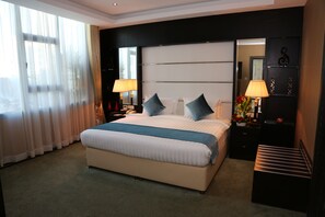 Junior Suite | Bathroom | Combined shower/tub, deep soaking tub, rainfall showerhead - The Olive Hotel (Manama)
