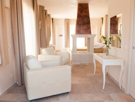 小型套房 | 迷你吧、办公桌、隔音、免费 WiFi