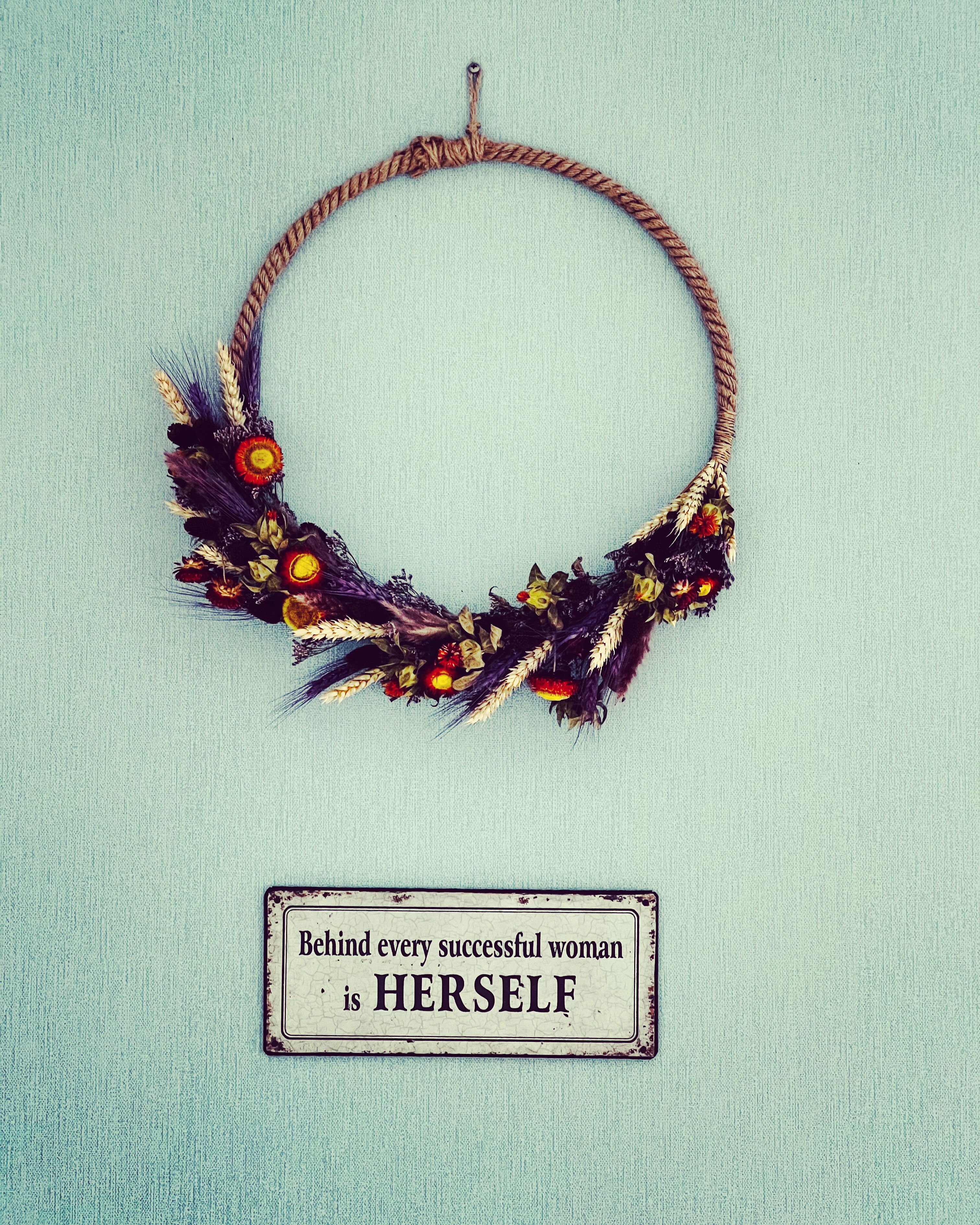 Un collar con un diseño decorativo y una etiqueta con una frase motivacional.