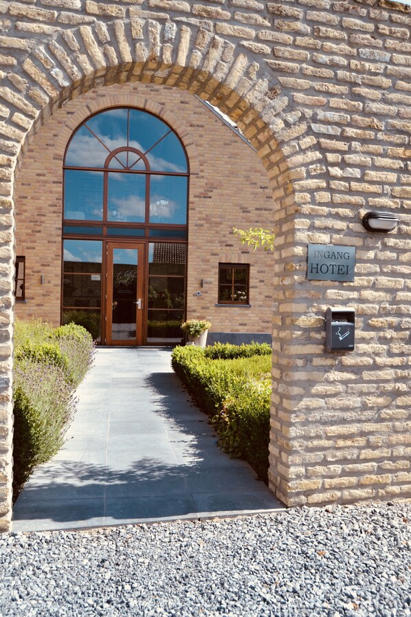 Courtyard - Hotel Het Heilig Genot (Vleteren)