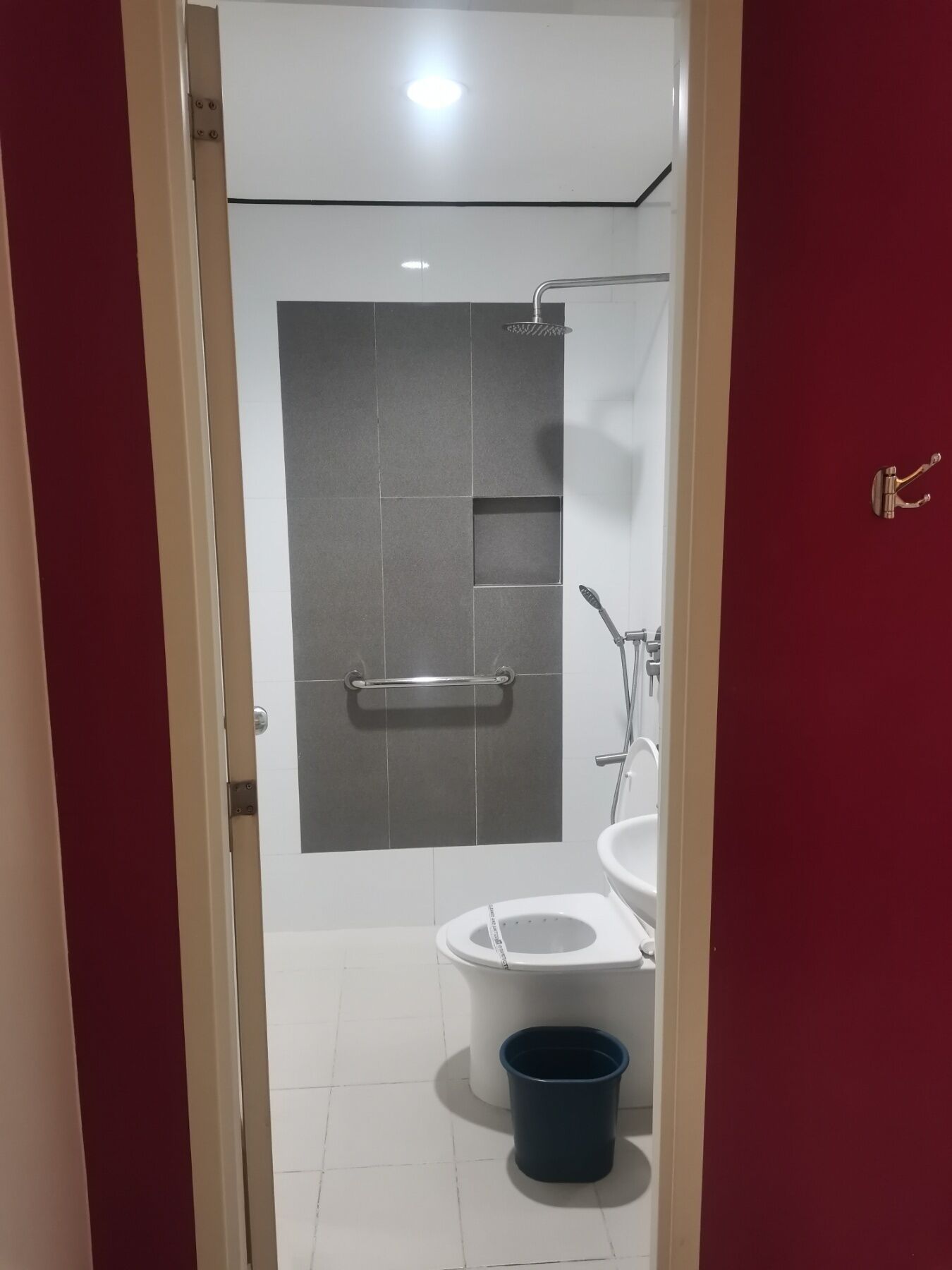 Regular Garage | Bad | Dusj, regndusjhode, toalettartikler (inkludert) og hårføner