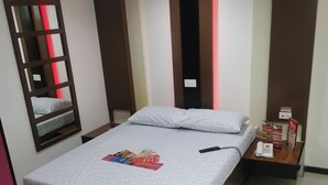 Rom – deluxe, 1 queensize-seng | Sengetøy av topp kvalitet, senger med overmadrass og skrivebord