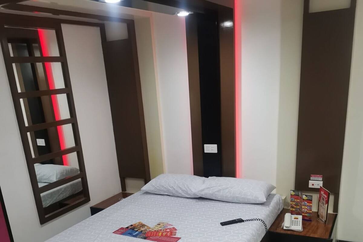 Phòng Deluxe, 1 giường cỡ queen | Bộ đồ giường cao cấp, nệm có lớp đệm bông, bàn, phòng cách âm 