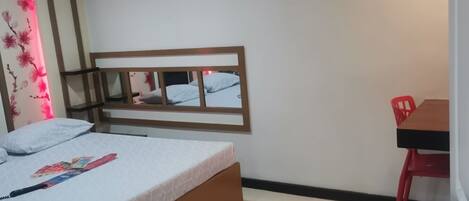 Une chambre à coucher avec un lit, un bureau et une chaise.