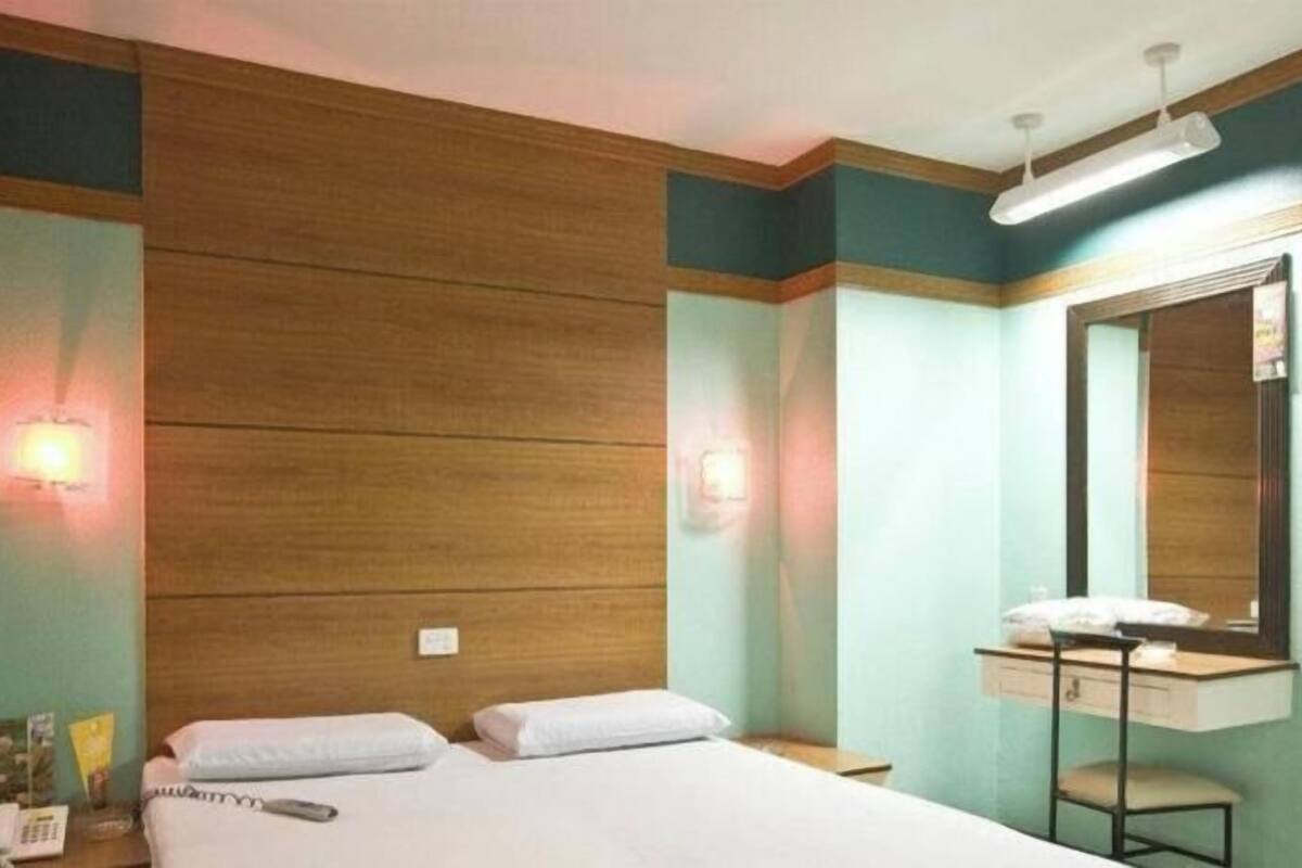 Bộ đồ giường cao cấp, nệm có lớp đệm bông, bàn, phòng cách âm 