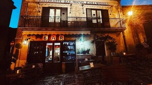 A two-story building with a bar on the ground floor and a restaurant on the upper floor. - Hotel Edelweiss (Erice)