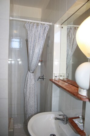 Ensemble baignoire-douche, articles de toilette (gratuits)
