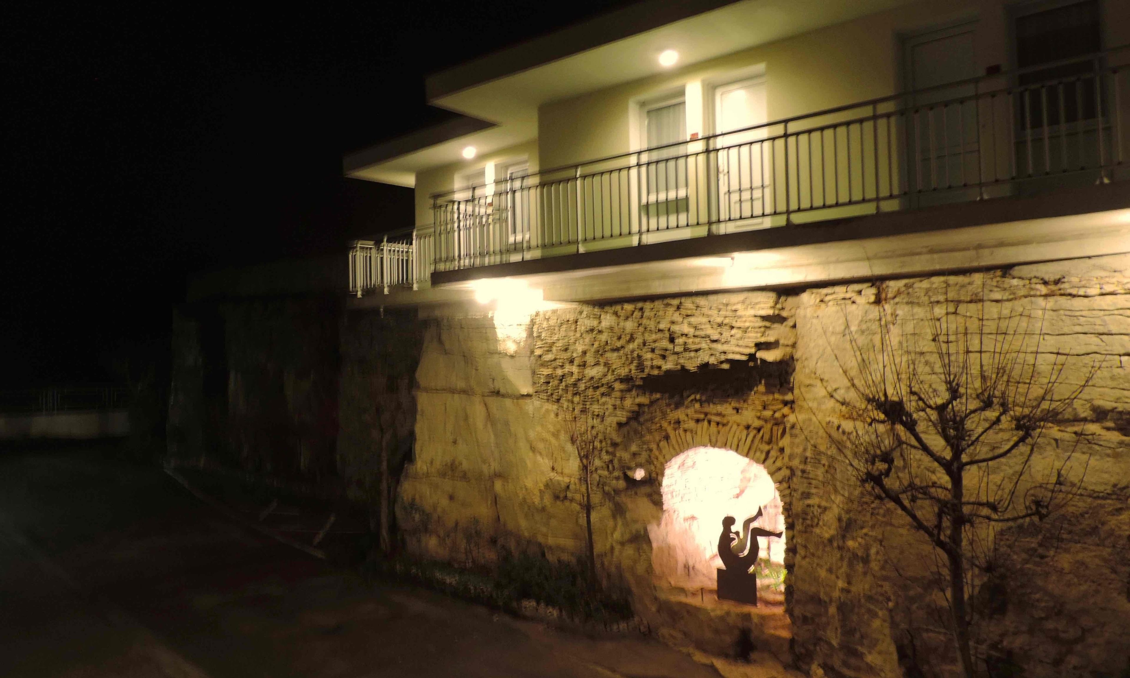 Voorkant accommodatie - avond/nacht