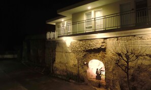 Façade de l’hébergement - soirée/nuit