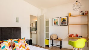 A bedroom with a bed, a desk, a chair, and a wardrobe. - Hôtel Les Hauts de Meursault (Meursault)