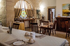 Se ofrece un desayuno bufé todos los días (por un coste adicional)