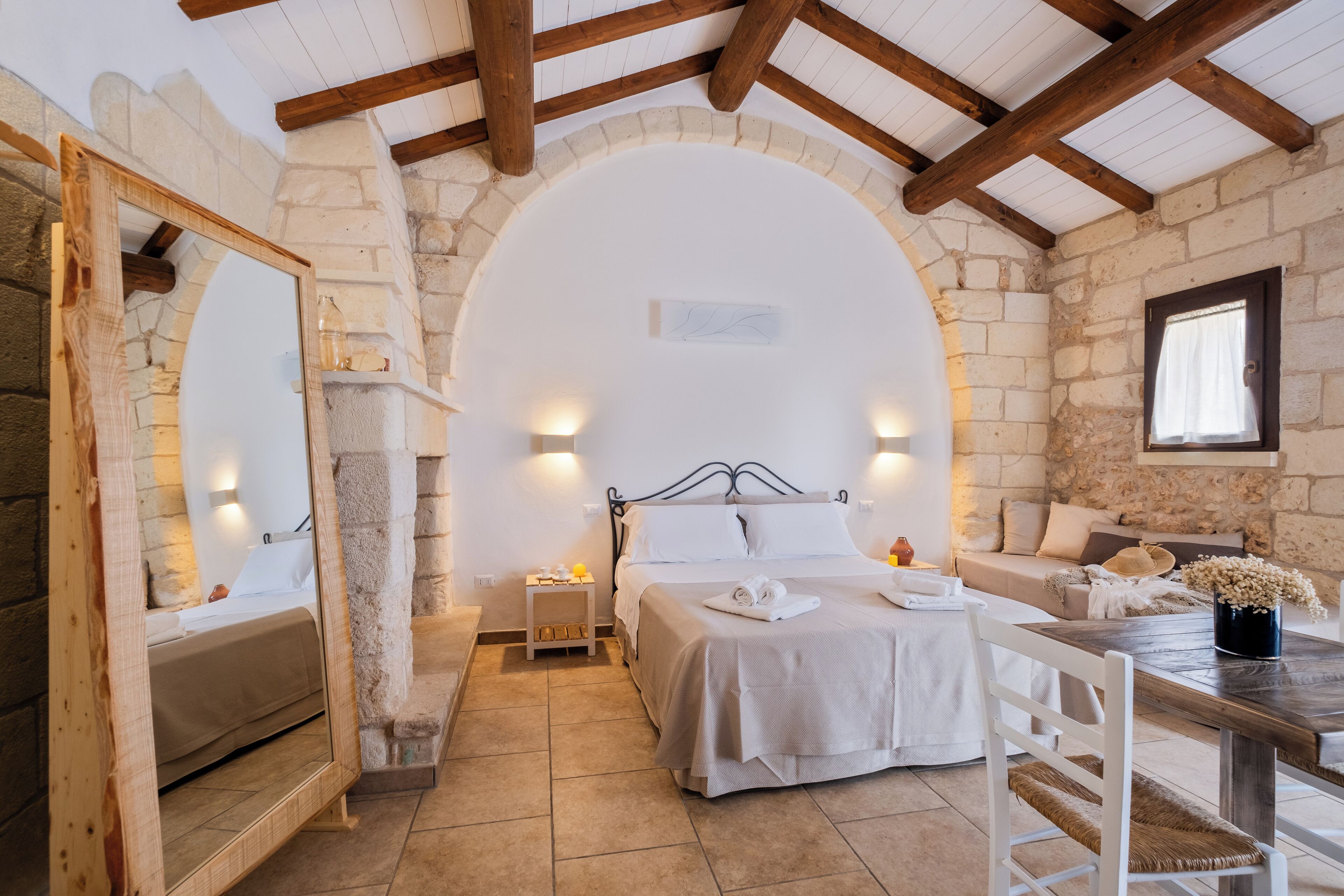 Habitación superior, 1 cama matrimonial, baño privado | Ropa de cama de alta calidad, insonorización y wifi gratis 