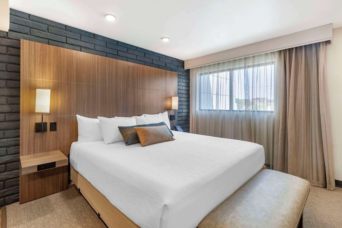 Suite, 1 Katil Raja (King), Non Smoking | Cadar kapas Mesir, peralatan tempat tidur premium, katil Tempur-Pedic