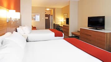 Une chambre d’hôtel avec deux lits, une télévision, un bureau et une chaise.