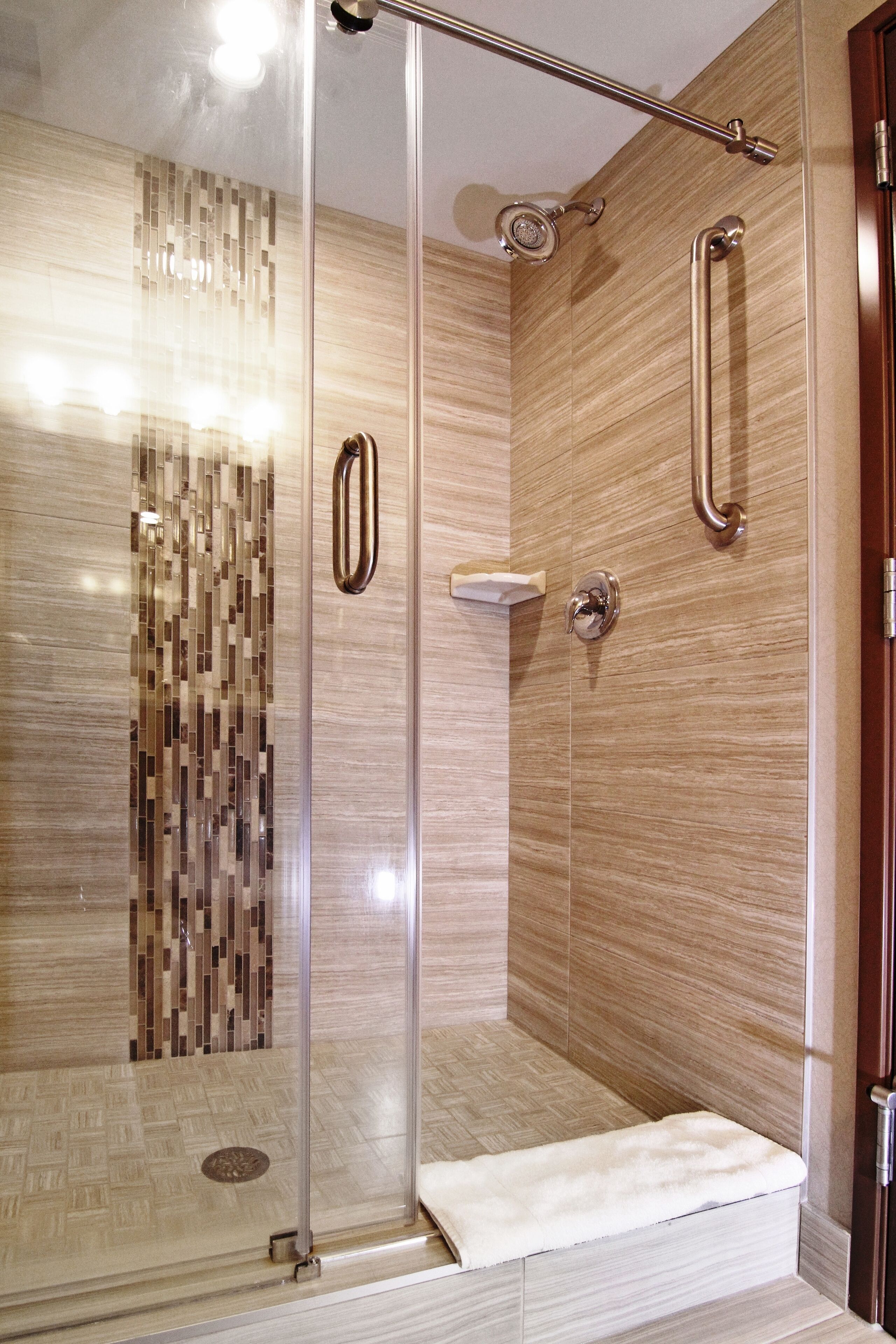 Shower, rainfall showerhead, free toiletries, hair dryer